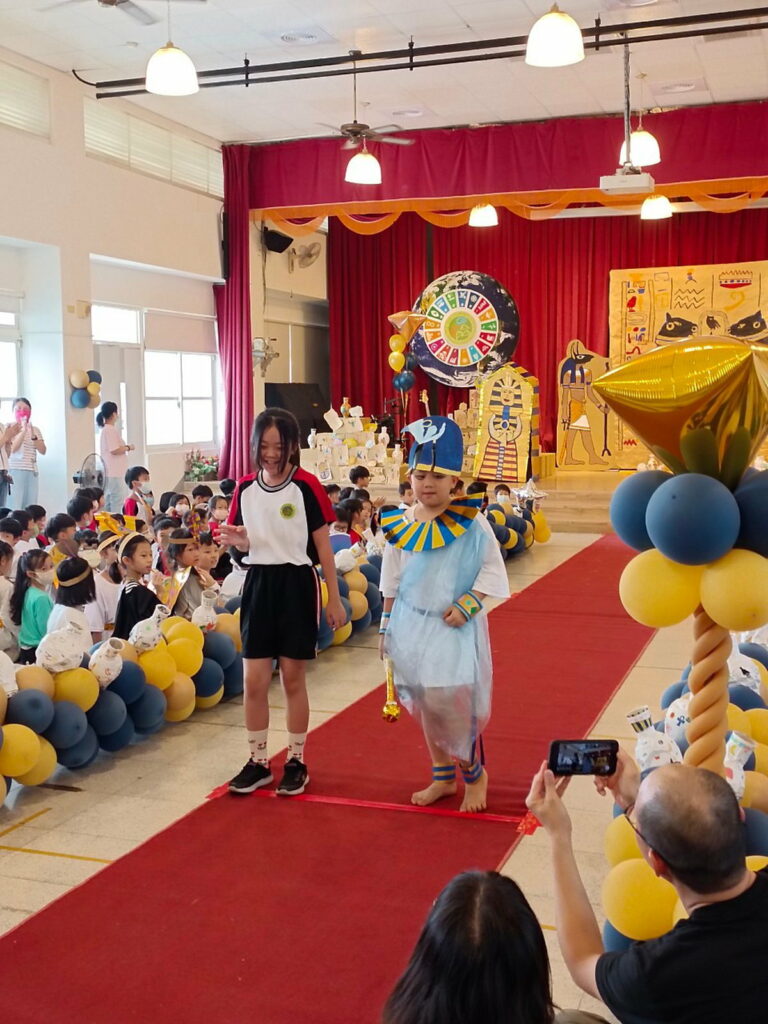 親師生同扮裝歡度萬聖節