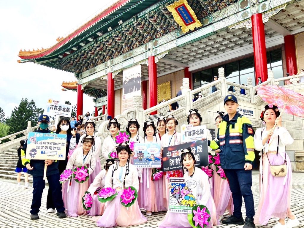 打詐台北隊教民眾如何識破詐騙手法。(圖/北市政府提供)