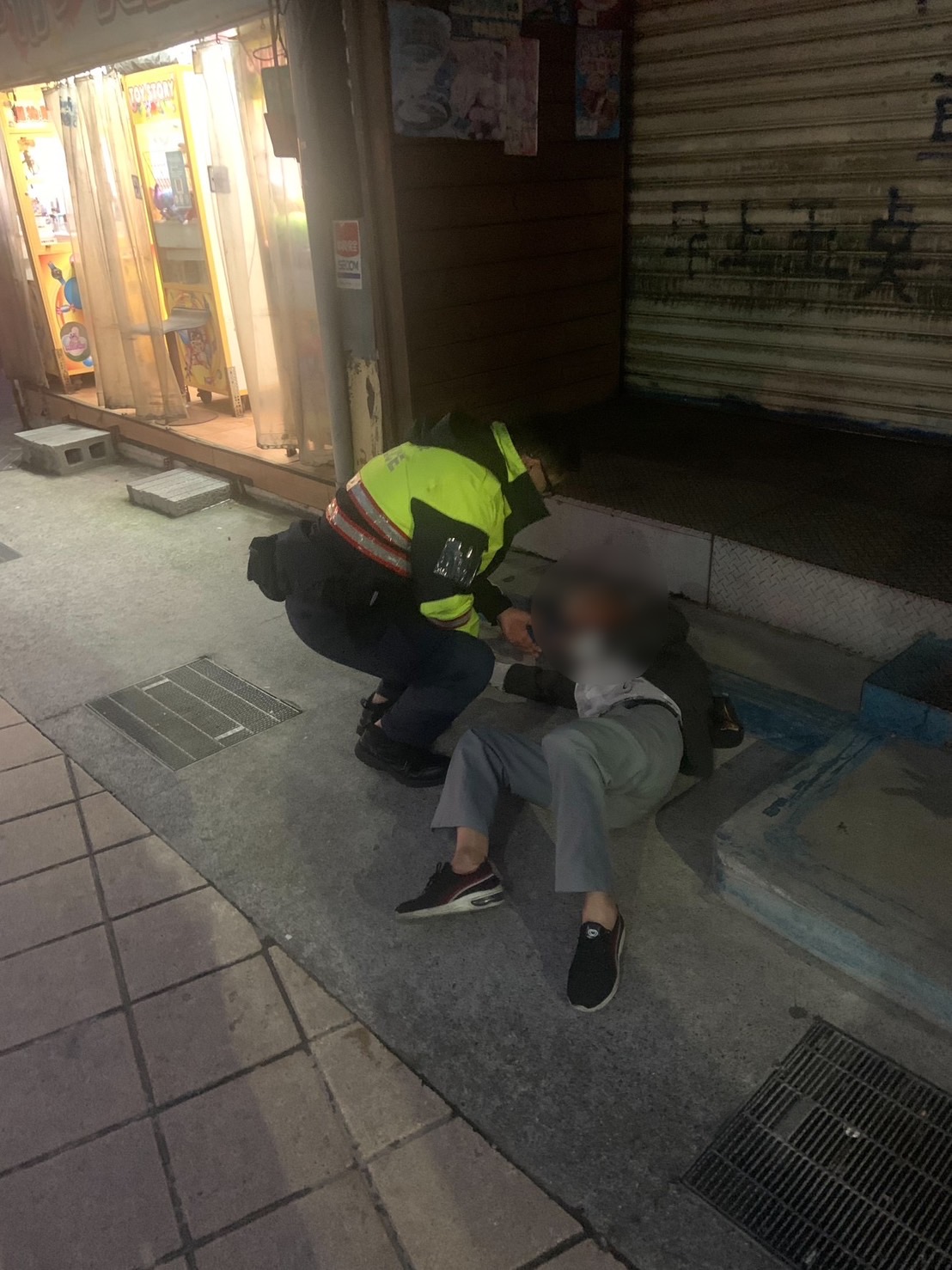 警方上前關懷詢問楊姓老翁。（記者薛秀蓮翻攝)