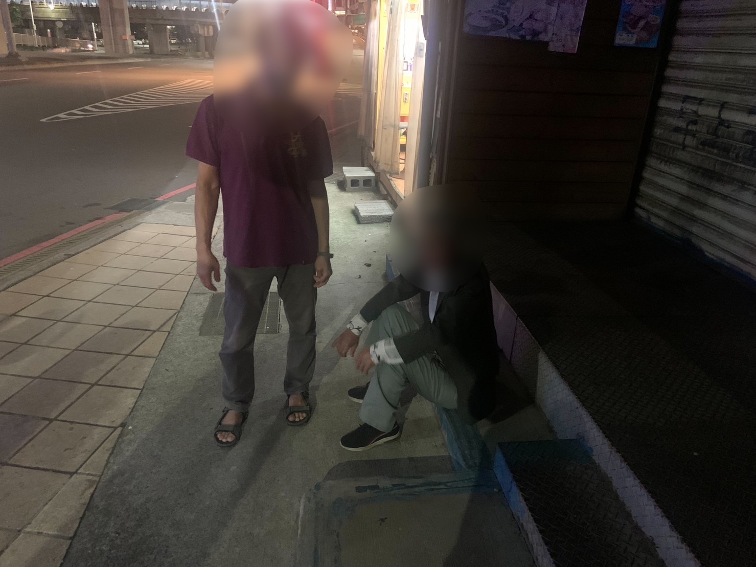 楊姓老翁家屬前來現場將其帶返回家。（記者薛秀蓮翻攝)