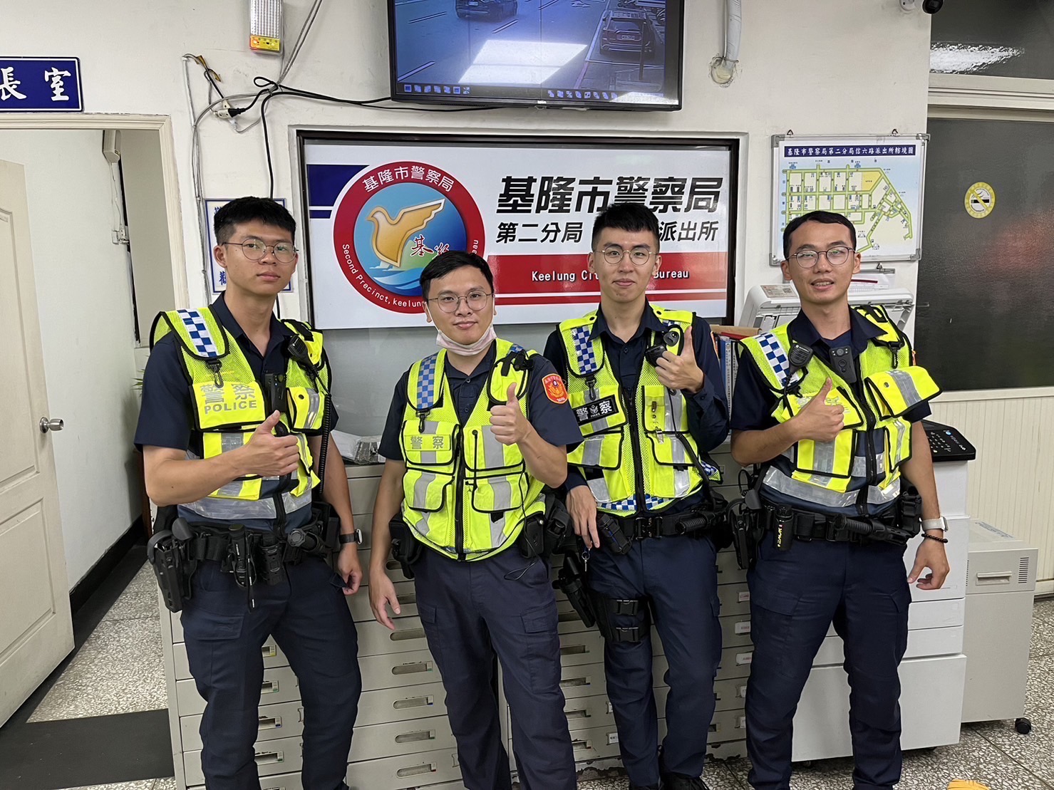 基隆市警察局第二分局信六路派出所警員賴柚融、林裕祥、洪紹閔、方伯瑋（左至右）。（記者薛秀蓮翻攝)