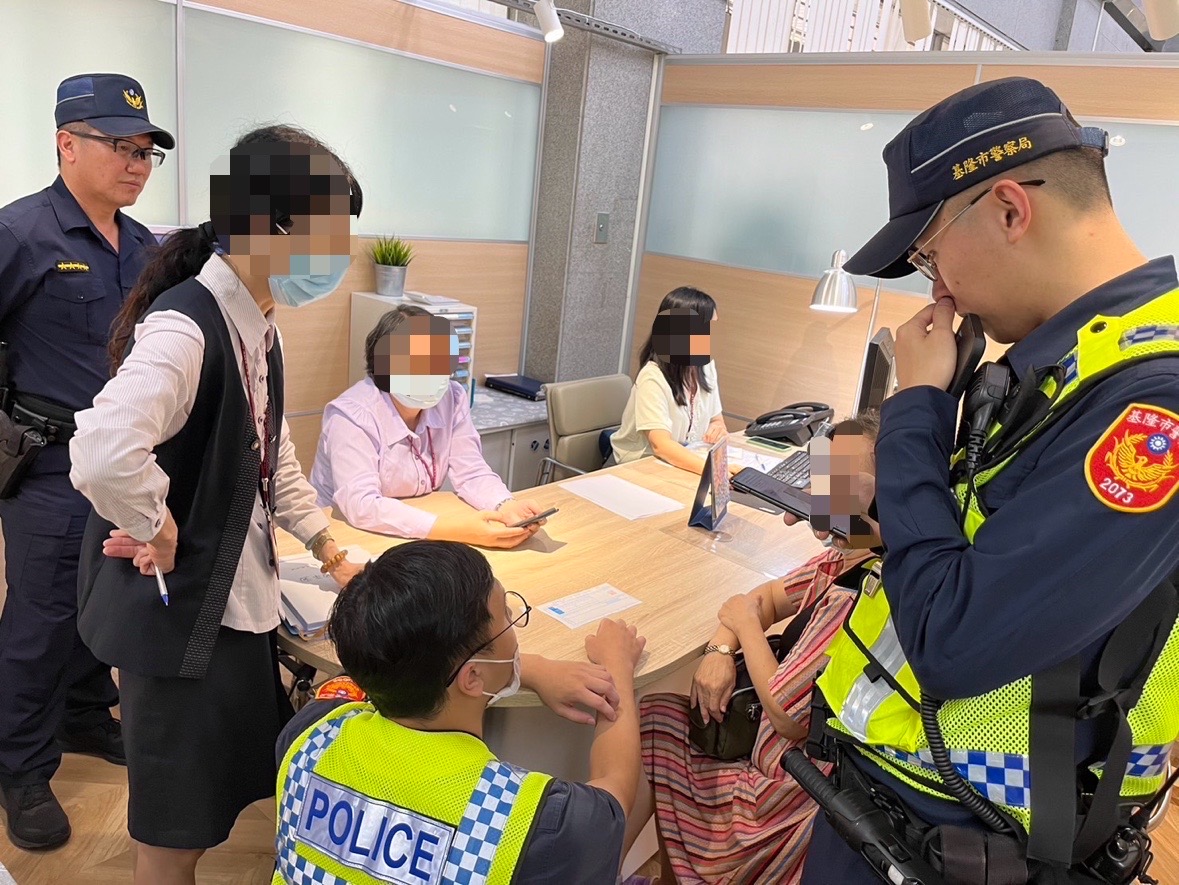 員警、行員勸慰楊姓女子。（記者薛秀蓮翻攝)