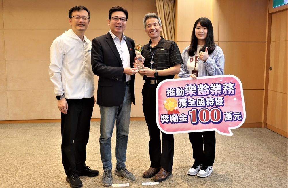 《圖說》新北市榮獲教育部訪視樂齡學習政策特優等,由教育局長張明文〈左一〉長與社教科夏治強科長代表獻獎予代理市長劉和然〈左二〉。〈教育局提供〉