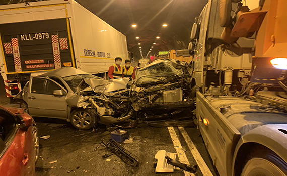 新澳隧道17車連環撞 肇事司機20萬元交保