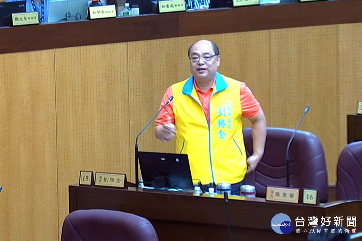 桃園市議員劉勝全於議事堂上進行質詢。<br /><br />