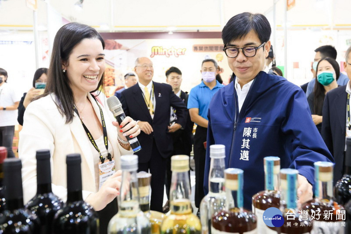 ▲陳其邁表示高雄食品展是南臺灣規模最大的專業食品展,對於各地的企業買主、本地及外地的觀展民眾而言,都是一個可以有機會暸解高市優質農漁產品並選購的重要場合。