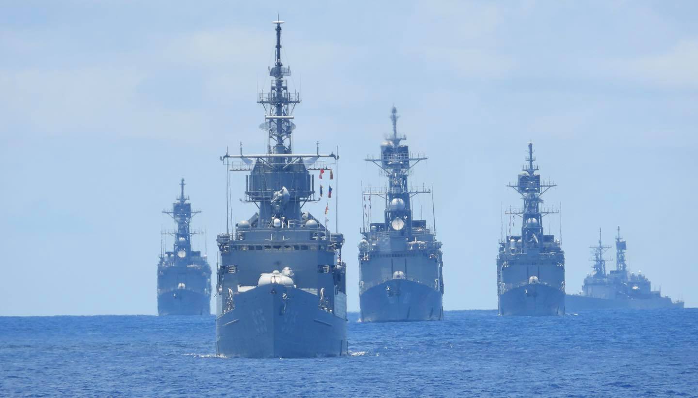中共大批軍艦首度近逼台灣24浬,海軍派遣軍艦全程攔截與監控。圖為海軍紀德級軍艦過去編隊航行情形。資料照片