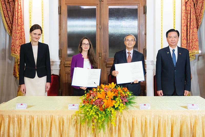 外交部發布新聞稿指出,英國國防印太報告指出,中國2027年可能對台動武。圖為外交部長吳釗燮、財政部政務次長阮清華,25日與立陶宛財政部政務次長瑪維契娜共同宣布「消除所得稅雙重課稅與防杜逃稅及避稅協定」已達成共識。圖/引自外交部官網