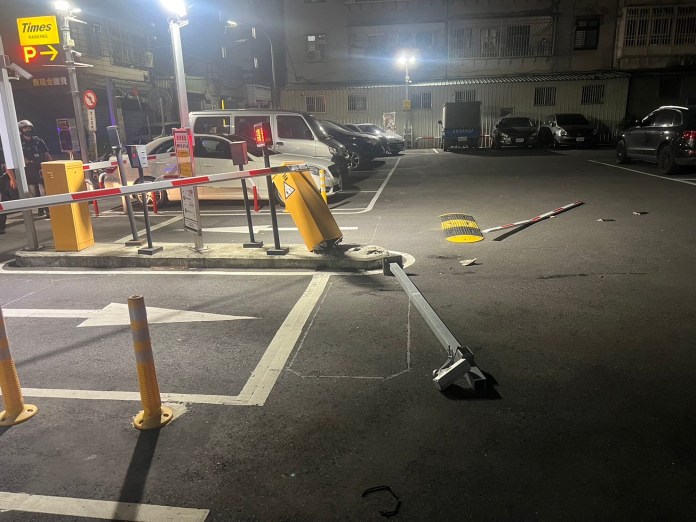 這款小黃真「嗯湯」 停車場酒駕亂撞毀4車 69 112 12 | 社會 社會 記者爆料網