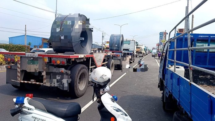 (死亡車禍肇逃片)小貨車突開車門機車撞上 後座男乘客倒地遭撞死駕駛棄車逃逸 66 | 社會 社會 記者爆料網