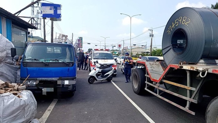 (死亡車禍肇逃片)小貨車突開車門機車撞上 後座男乘客倒地遭撞死駕駛棄車逃逸 64 | 社會 社會 記者爆料網