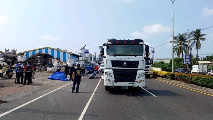 (死亡車禍肇逃片)小貨車突開車門機車撞上 後座男乘客倒地遭撞死駕駛棄車逃逸 65 | 社會 社會 記者爆料網
