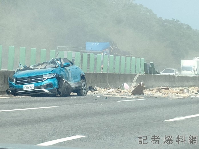 國3南下通霄段驚險車禍! 大貨車爆胎追撞前車"掀翻整排眩光板"2人傷 60 國道車禍,國3,通霄,大貨車爆胎