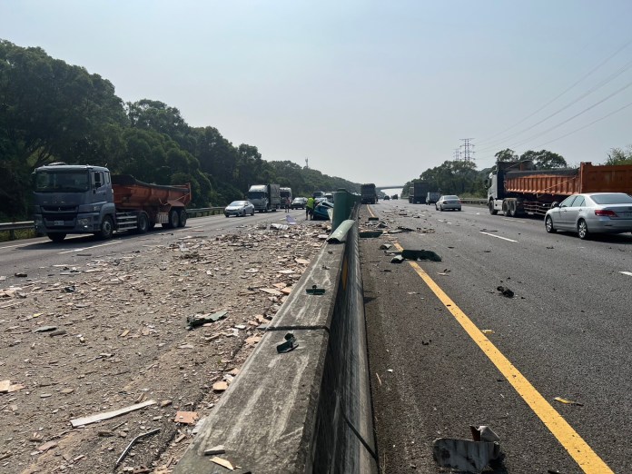 國3南下通霄段驚險車禍! 大貨車爆胎追撞前車"掀翻整排眩光板"2人傷 58 S 206610447 | 社會 社會 記者爆料網