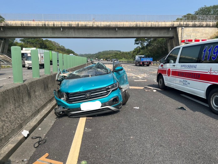 國3南下通霄段驚險車禍! 大貨車爆胎追撞前車"掀翻整排眩光板"2人傷 59 S 639369242 | 社會 社會 記者爆料網