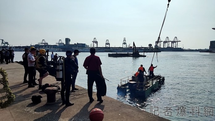 影/高雄前鎮漁港車輛墜海30歲男送醫不治! 2幼童疑下落不明持續搜救中 67 前鎮漁港,墜海,高雄