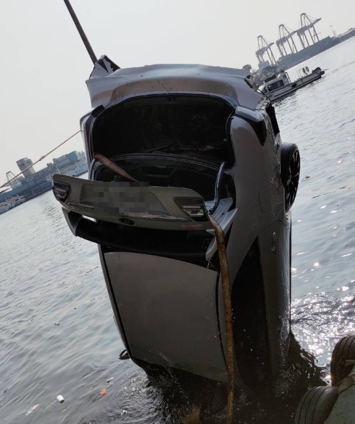 高雄前鎮漁港車輛墜海原因曝光! 32歲男疑情緒低落獨自駕車墜海送醫不治 66 前鎮漁港,墜海,高雄