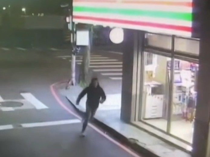 (超商店員遭攻擊片)無枉之災! 超商員工遭隔壁超商前員工持榔頭攻擊受傷 66 | 社會 社會 記者爆料網