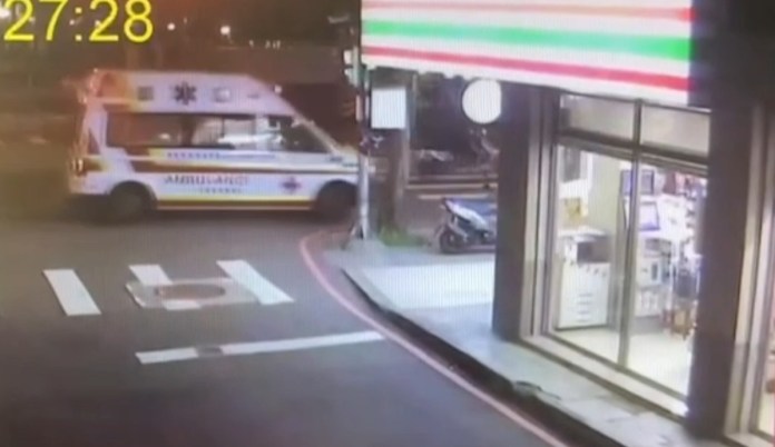 (超商店員遭攻擊片)無枉之災! 超商員工遭隔壁超商前員工持榔頭攻擊受傷 63 | 社會 社會 記者爆料網