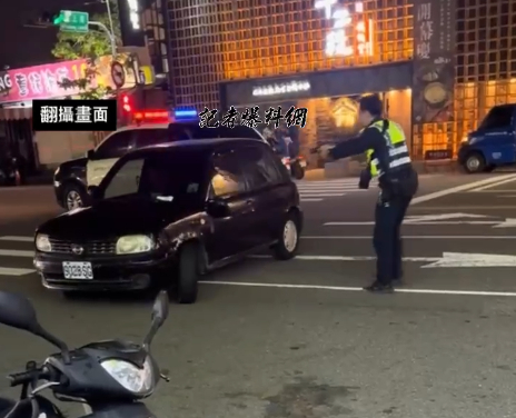 (員警持槍攔檢可疑車輛片)獨家|自小客車夜間行車未開大燈 警手槍、警棍攔查 78 | 社會 社會 記者爆料網
