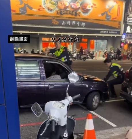 (員警持槍攔檢可疑車輛片)獨家|自小客車夜間行車未開大燈 警手槍、警棍攔查 76 子下車。 1 | 社會 社會 記者爆料網
