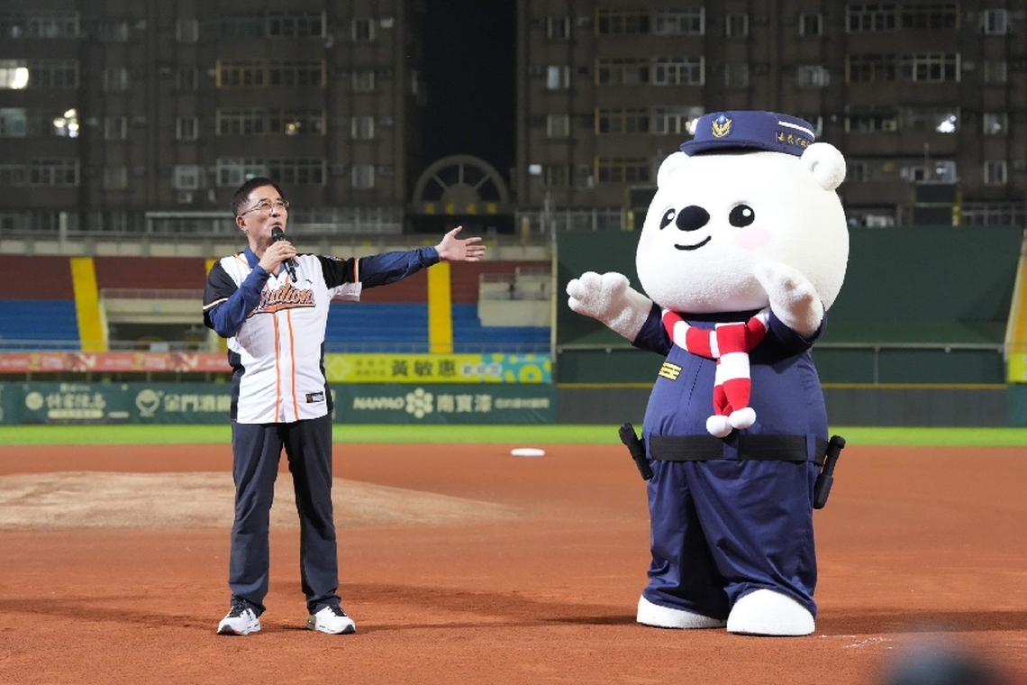 嘉義市警察大白熊及刑事Bear「雙熊會」齊力共同打詐及反毒