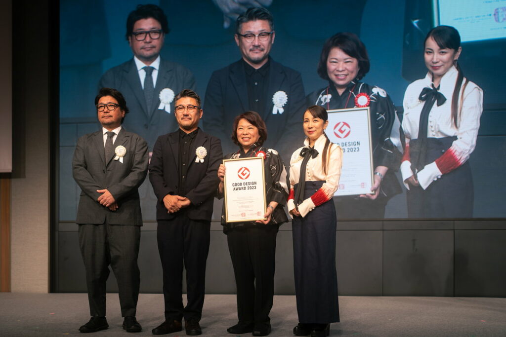 黃敏惠市長上台接授日本優良設計獎表揚