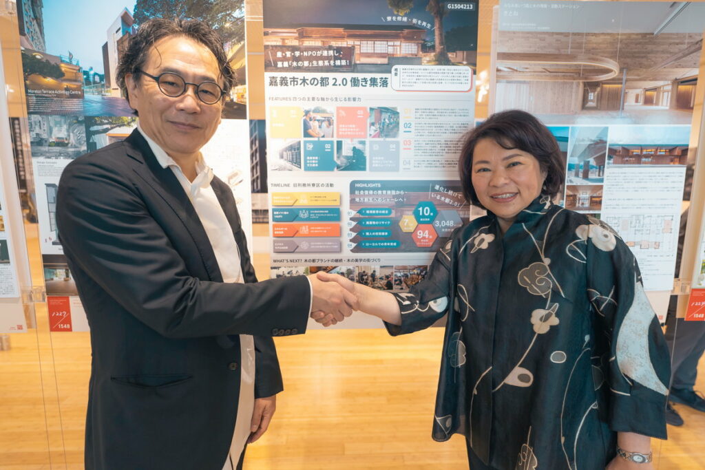 黃敏惠市長與矢島執行長於嘉義木都得獎作品前合影