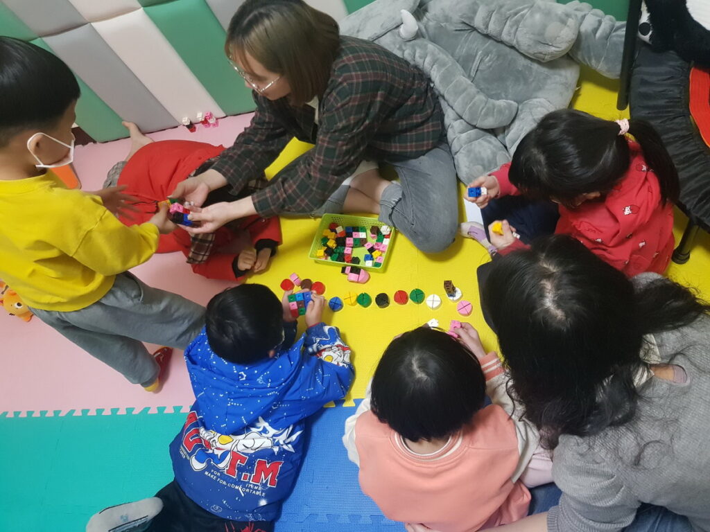 芥菜種會推動「培育成長班」服務，以遊戲引發孩子好奇心，透過玩積木訓練空間感。（芥菜種會提供）