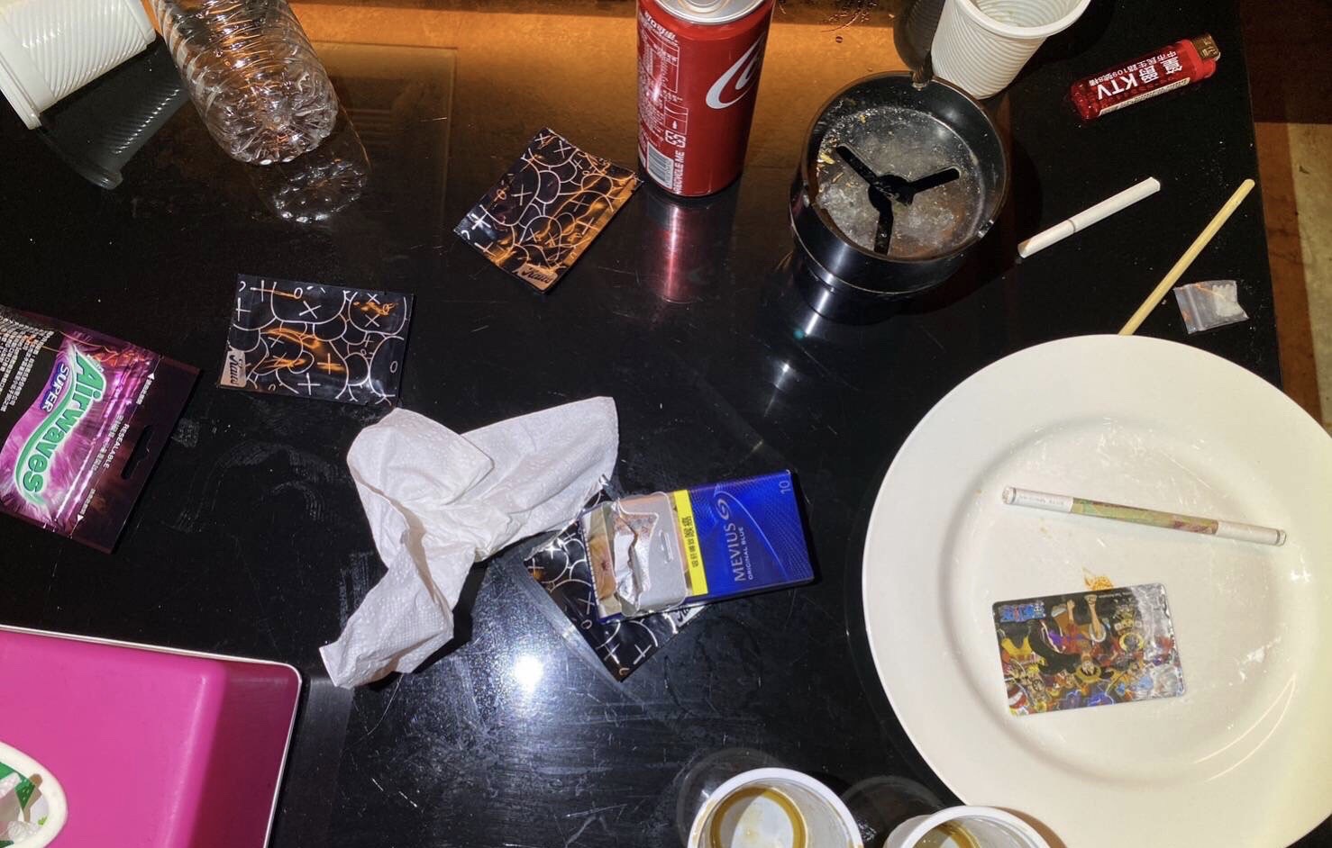 ▲圖說:警方偵破越南妹熱舞KTV毒趴,桌面散落許多用過的毒咖啡包 (圖/台中市政府提供)