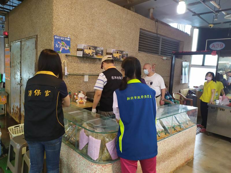 消保官、標準檢驗局及新北市漁業處聯合稽查。(圖/新北市政府提供).