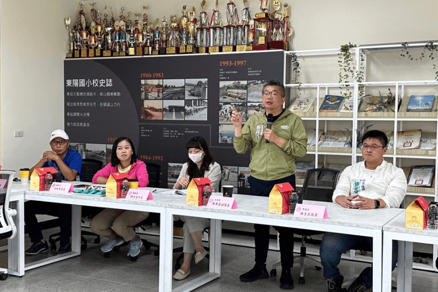 東陽國小活動中心舞台龜裂地塌陷 蔡其昌爭取國教署經費改善 180 照片來源:蔡其昌國會辦公室