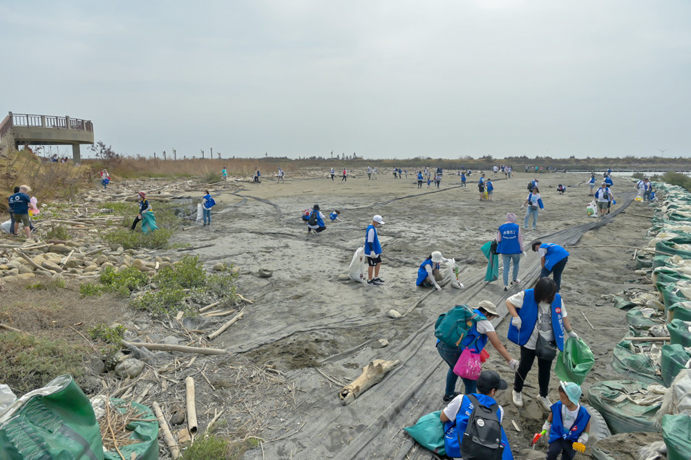 當天一共清理出518.8公斤的海廢,寶特瓶497個、塑膠瓶蓋157個、其他飲料與食物容器62個、非食物的瓶罐與容器51個、外帶飲料杯135個、釣魚用具267個。(圖/今周刊提供)