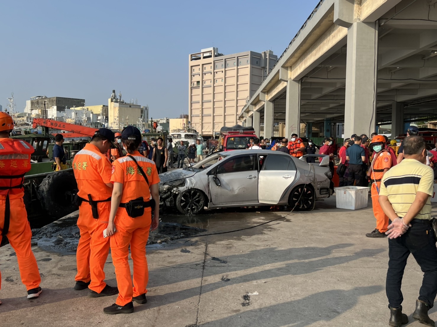前鎮漁港汽車落海 男子送醫不治