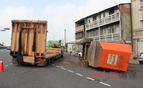 斗南新光路橋板車運載事故      碎木機遭拋摔未傷及人車