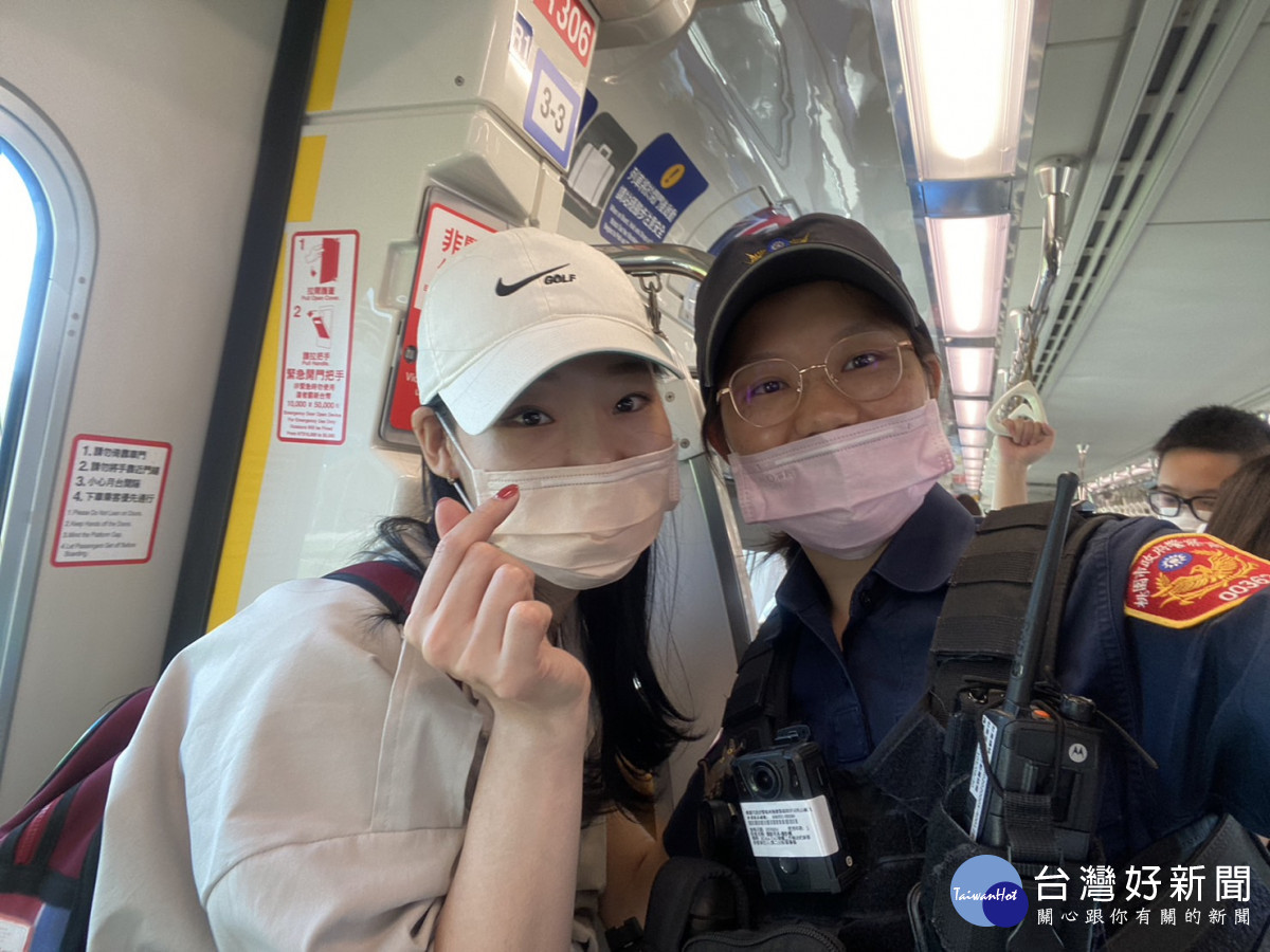 韓籍網紅來臺旅遊遺失隨身包,桃園捷警火速尋回。