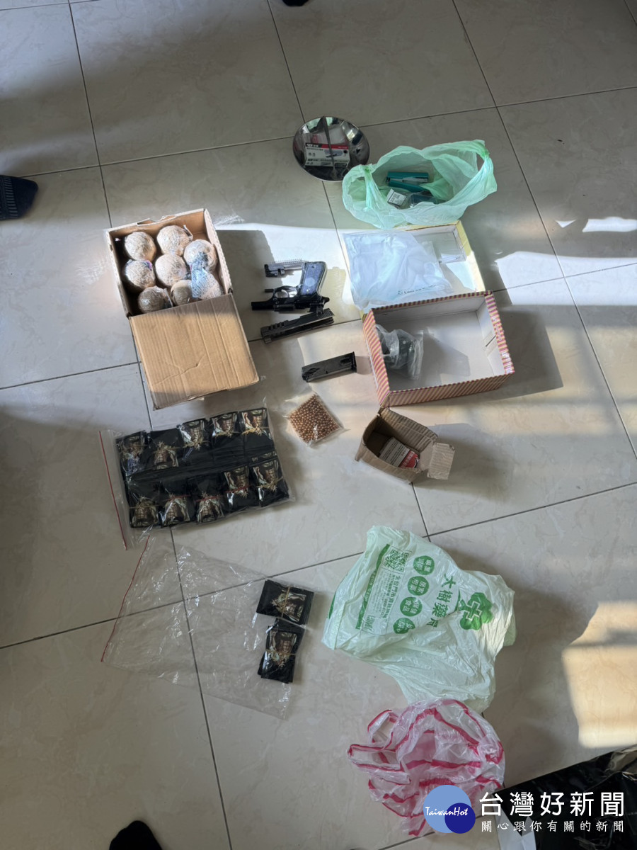 壢警查獲「白鬍子」咖啡包、改造槍及爆裂物。