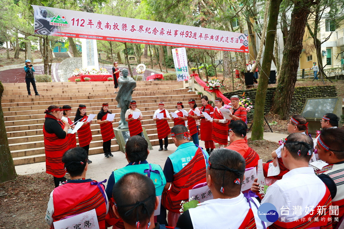 清流社區部落遺族在耆老帶領下以母語吟唱古調,老、中、青共同齊聚吟唱。