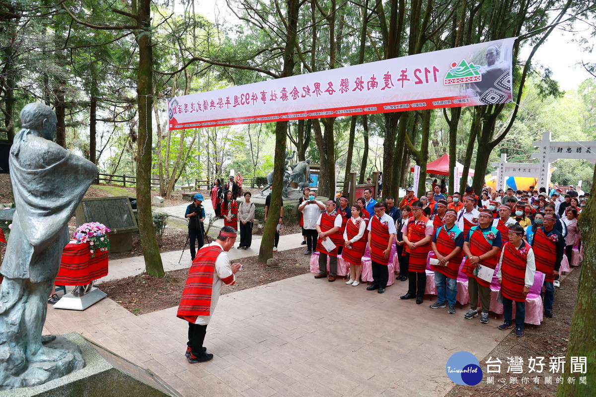 由清流社區理事長黃立行上台致謝詞,並由他帶領所有參與人員向殉難烈士靈位行三鞠躬禮。