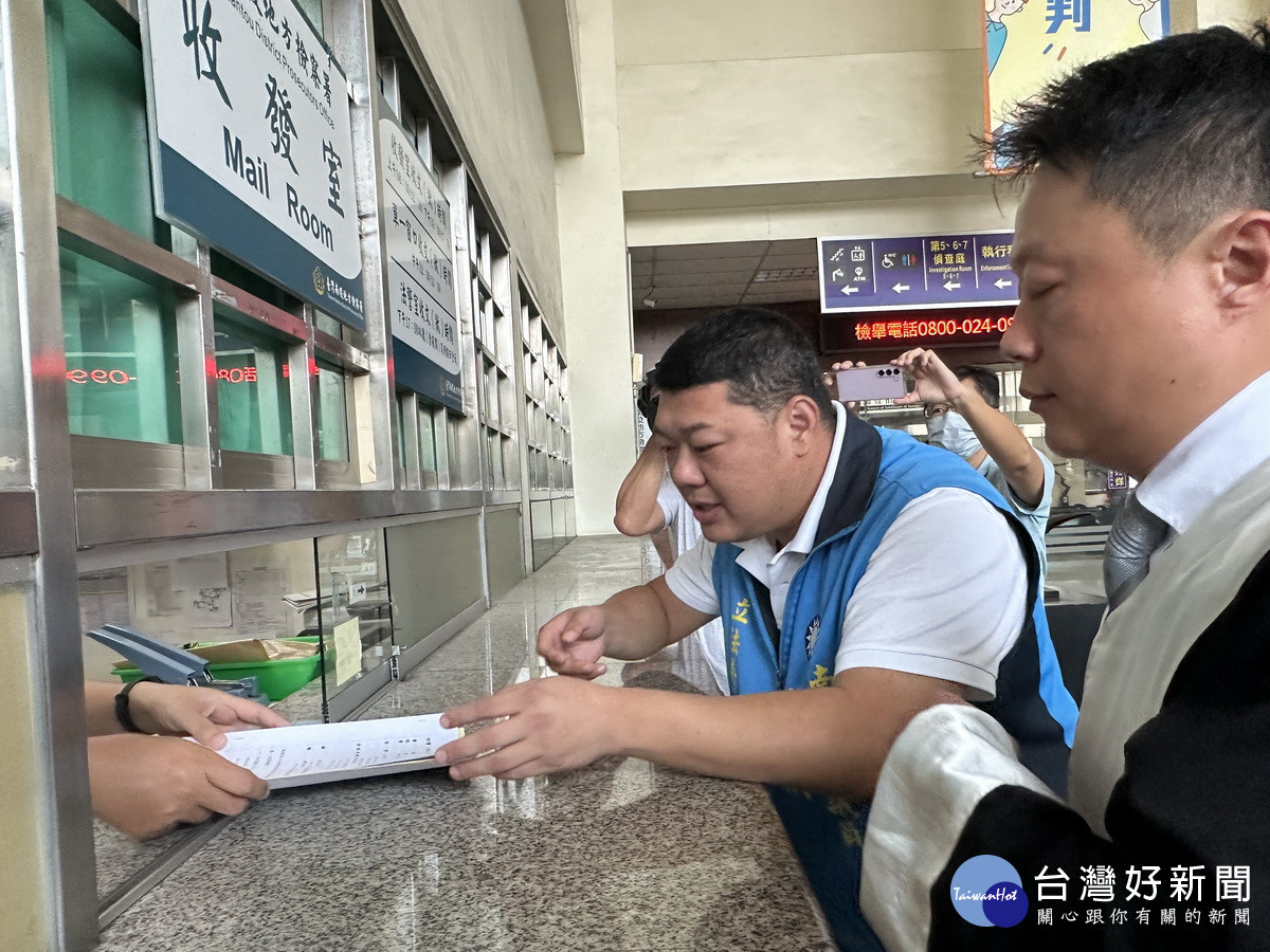 律師陪同遞狀。(記者扶小萍攝)