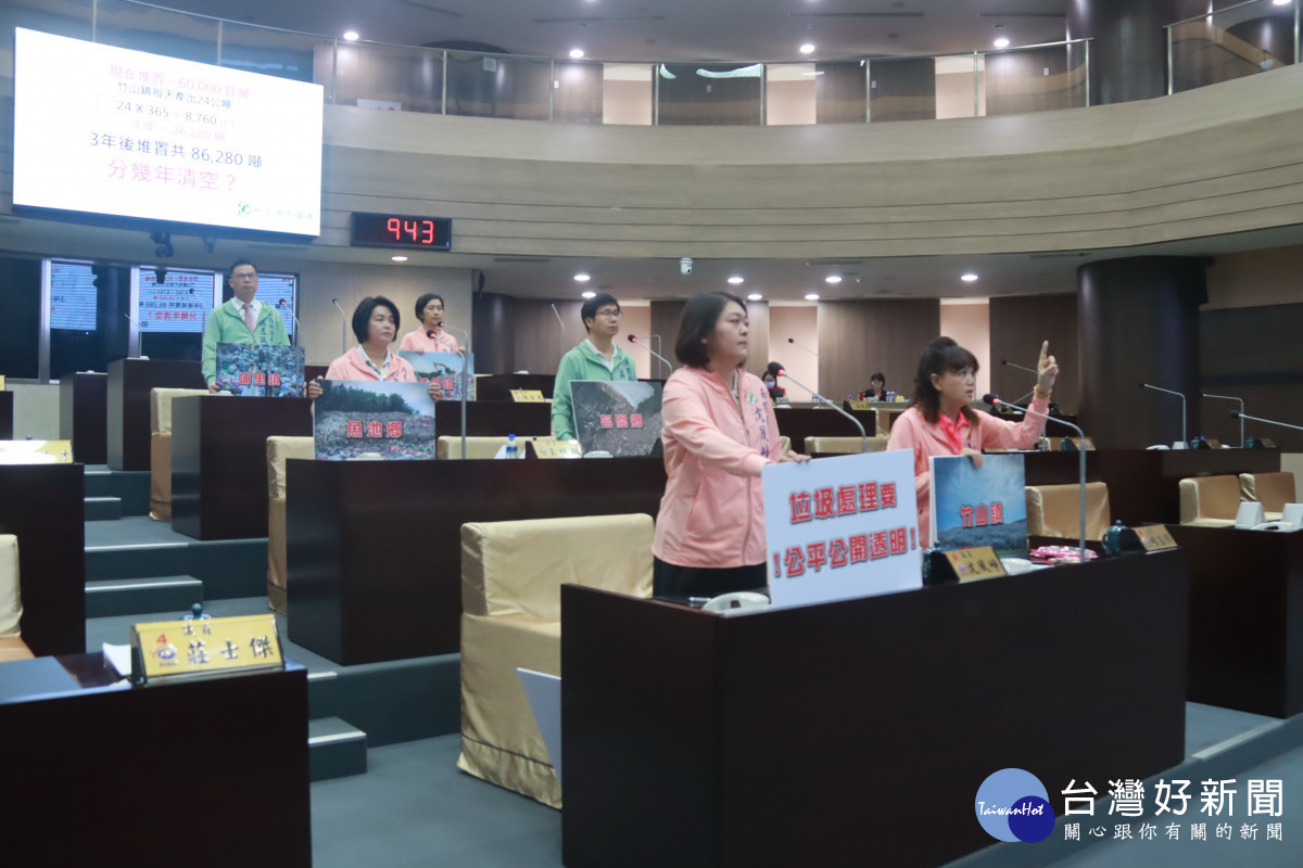 民進黨團提出各鄉鎮垃圾堆積應如何處理。（記者扶小萍攝）