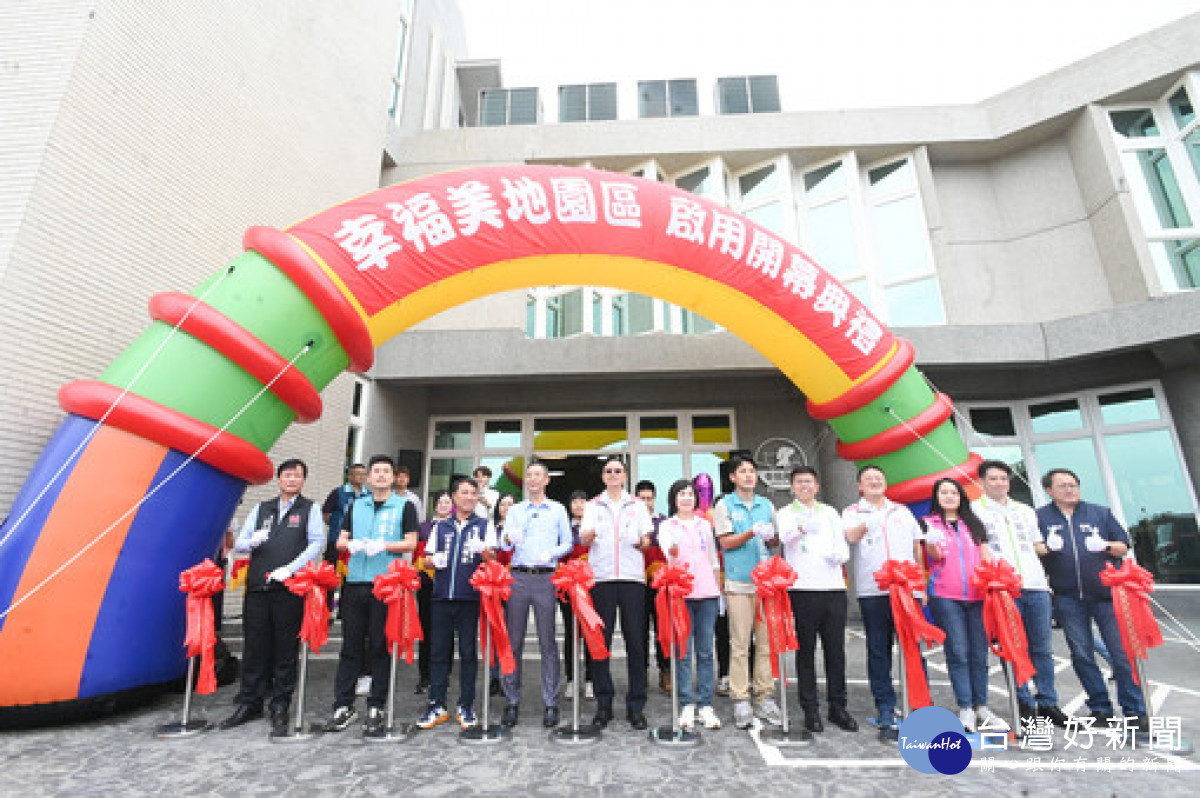 張市長為「幸福美地寵物生命紀念園區」剪綵。