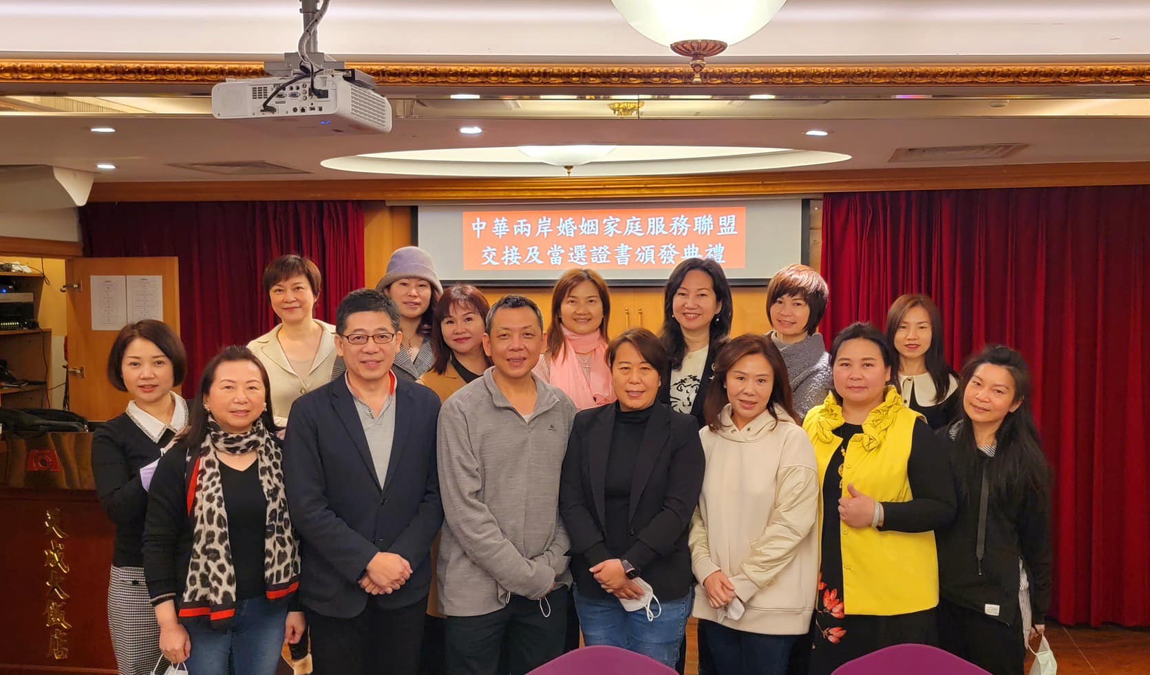 傳台灣新住民發展協會理事長徐春鶯(前排左1,繫圍巾者)可望列入民眾黨不分區名單。翻攝謝立功臉書