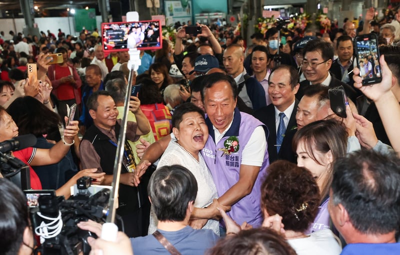郭台銘最近一次露面,是22日晚間在板橋果菜市場出席新北市雲林同鄉會板橋分會就職典禮。中央社