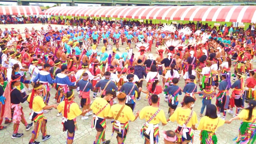 圖／新北市原住民族今年度的聯合文化活動，希望喚起移居新北族人對於文化的記憶；圖為大團舞。（圖／新北市政府原住民族行政局提供）