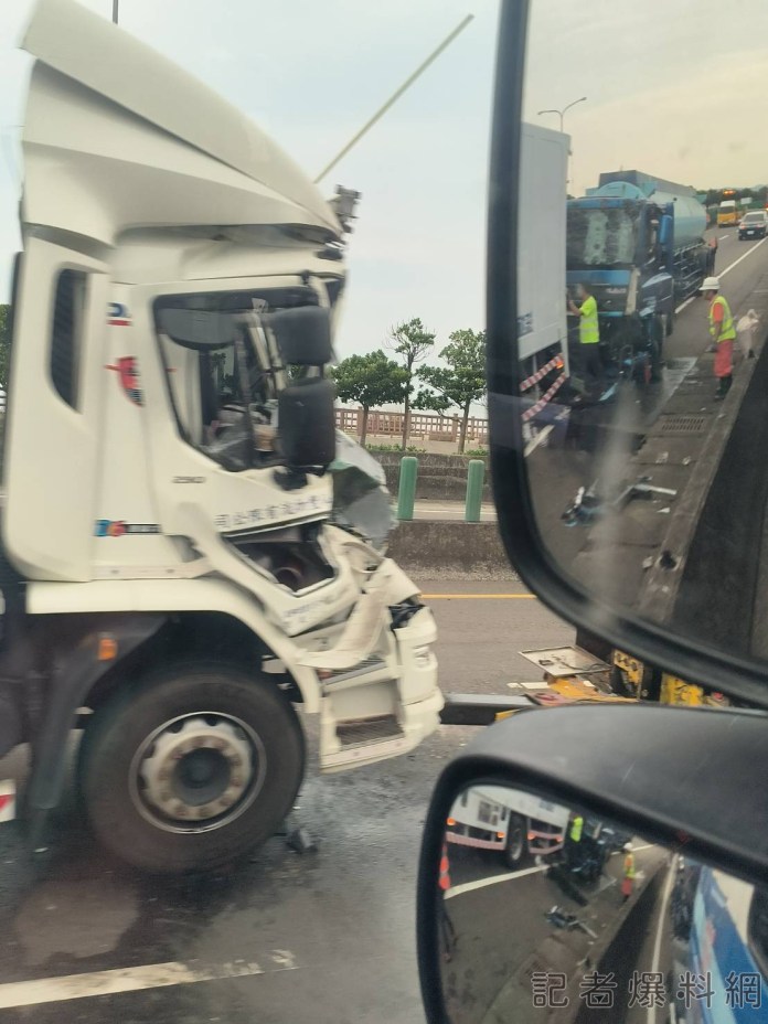 有片/台61線西濱新竹香山路段 3大車追撞2駕駛受困獲救 76 461352 | 社會 社會 記者爆料網