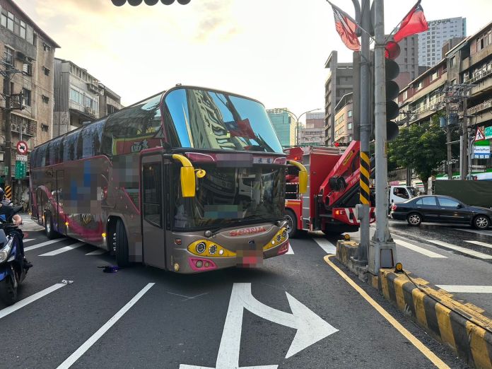 遊覽車右轉未停讓 擦撞行走斑馬線87歲老嫗 67 113 4 | 社會 社會 記者爆料網