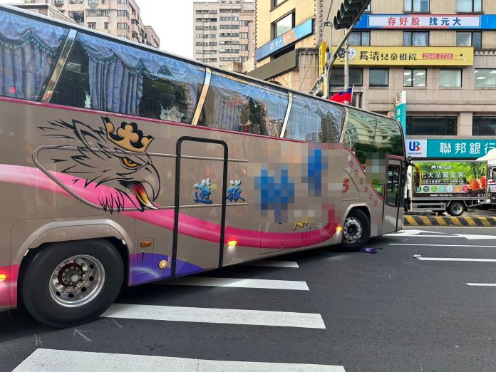 遊覽車右轉未停讓 擦撞行走斑馬線87歲老嫗 68 114 2 | 社會 社會 記者爆料網