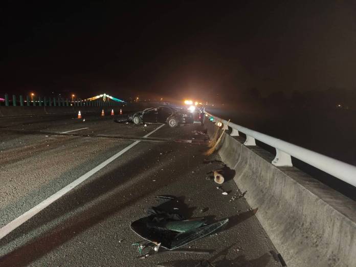 (有片)國道死亡車禍!疑未繫安全帶自撞護欄拋飛出車外 遭後車輾壓慘死 64 | 社會 社會 記者爆料網