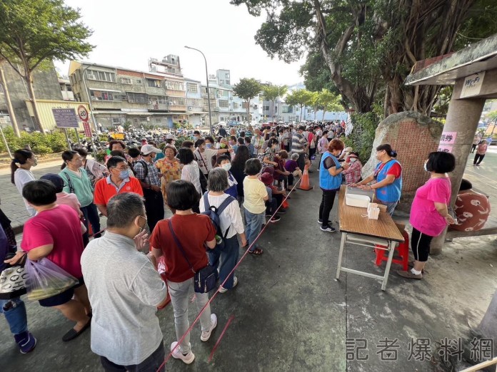 100換200 人龍搶領物調券 網「沒有科技的方法可以領嗎?」 64 2 43 | 生活 生活 記者爆料網